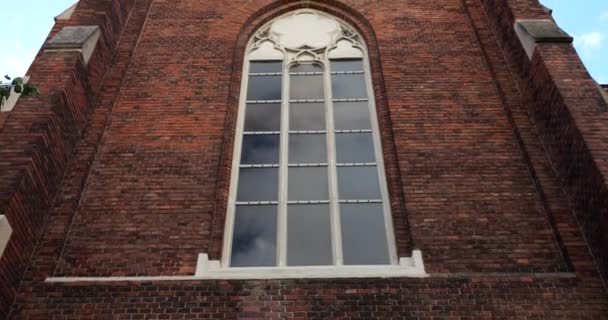 Tiro Fachada Uma Antiga Igreja Católica Arquitectura Europeia — Vídeo de Stock