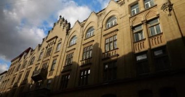 Eski bir Avrupa şehrinin mimarisi. Binanın ön cephesine ateş ediyorlar..