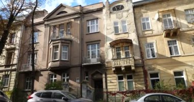 Eski bir Avrupa şehrinin mimarisi. Binanın ön cephesine ateş ediyorlar..