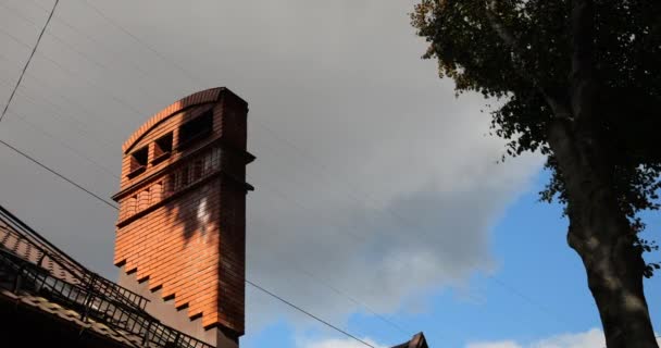 烟囱在大楼的屋顶上 欧洲一座古城的建筑 — 图库视频影像
