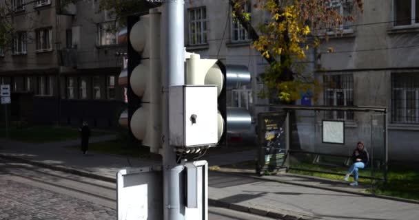 Znaki Drogowe Sygnalizacja Świetlna Ulicy Starego Europejskiego Miasta — Wideo stockowe