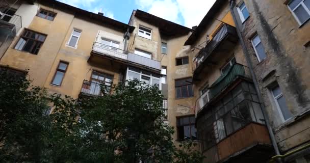 Architettura Una Vecchia Città Europea Girare Cortile Condominio — Video Stock