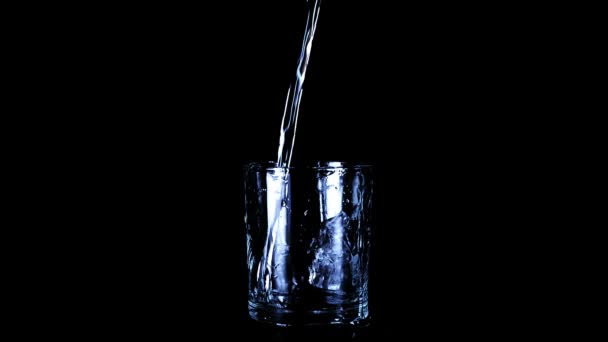 Een Straal Water Wordt Een Zwarte Achtergrond Glazen Bekers Gegoten — Stockvideo
