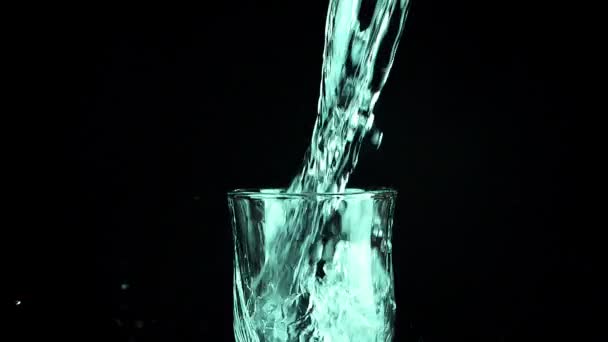 Een Straal Water Wordt Een Zwarte Achtergrond Glazen Bekers Gegoten — Stockvideo
