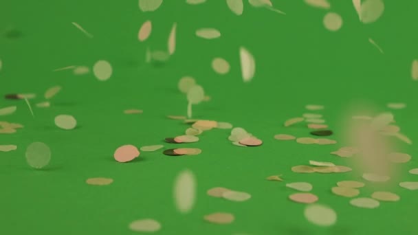 Vallende Confetti Een Groene Achtergrond — Stockvideo