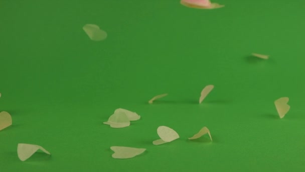 Падаюча Серцеподібна Конфетті Зеленому Тлі — стокове відео