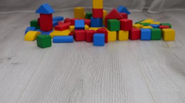 Tahta çocuk oyuncak helikopterleri oyuncak blokların arka planında birbirlerine çarpıyorlar..