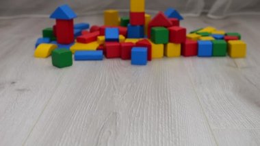 Oyuncak blokların arka planında tahta oyuncak helikopterler var..