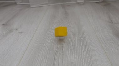 Çocukların tahta oyuncak blokları yere düşüyor. Yavaş çekim.