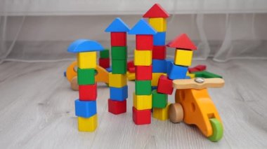 Tahta çocukların oyuncak helikopterleri oyuncak bloklardan inşaata çarpıyor. Yavaş çekim.