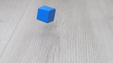 Çocukların tahta oyuncak blokları yere düşüyor. Yavaş çekim.