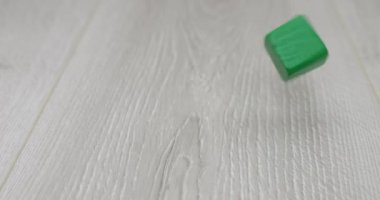 Çocukların tahta oyuncak blokları yere düşüyor. Yavaş çekim.