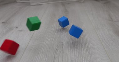 Çocukların tahta oyuncak blokları yere düşüyor. Yavaş çekim.