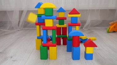 Çocukların tahta oyuncak blokları blokların inşaatına düşer. Yavaş çekim.
