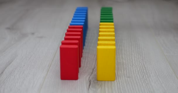 孩子们的木制玩具块在多米诺骨牌效应中脱落了 慢动作 — 图库视频影像