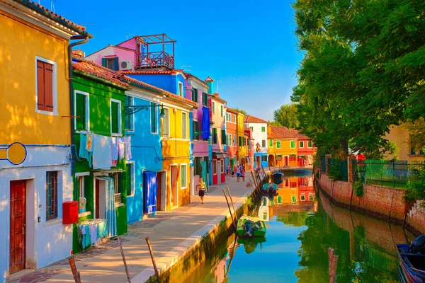 Bunte Huser auf der Insel Burano in der Nhe von Venedig, Italien