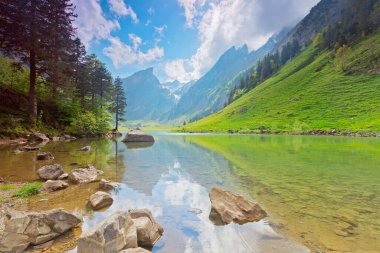 Der Wunderschne Seealpsee in den Alpen, Schweiz