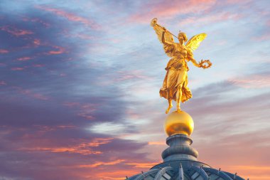 Almanya, Dresden 'deki bir binada altın melek heykeli