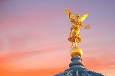 Almanya, Dresden 'deki bir binada altın melek heykeli