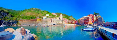 Cinque Terre, Liguria, İtalya 'daki Vernazza köyünün panoramik manzarası