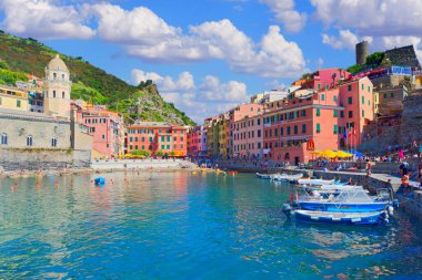Cinque Terre, Liguria, İtalya 'daki Vernazza köyünün panoramik manzarası