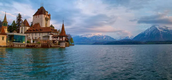 Oberhofen Castle Lake Thunersee Swiss Alps Швейцария — стоковое фото