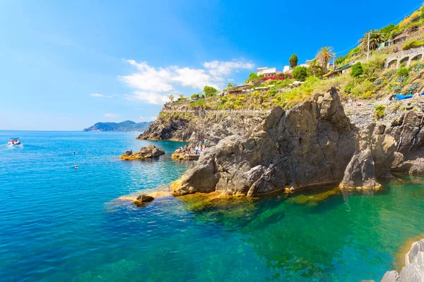 Cinque Terre, Liguria, İtalya 'daki renkli köy Manarola' nın panoramik manzarası