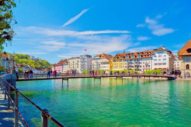 Lucerne Gölü 'ndeki ünlü Lucerne Şehri, Alpler, İsviçre