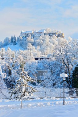 Kışın Lenzburg 'daki şato, kar kaplı, Aargau Kantonu, İsviçre