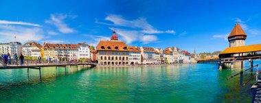 Lucerne Gölü 'ndeki ünlü Lucerne Şehri, Alpler, İsviçre