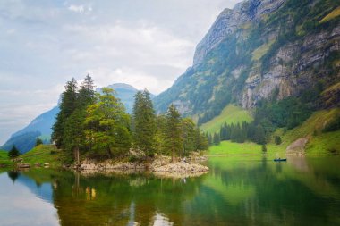 İsviçre 'nin İsviçre Alplerinde Appenzell yakınlarında Seealpsee Gölü