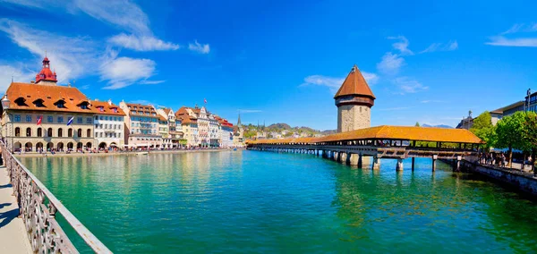 Lucerne Gölü 'ndeki ünlü Lucerne Şehri, Alpler, İsviçre
