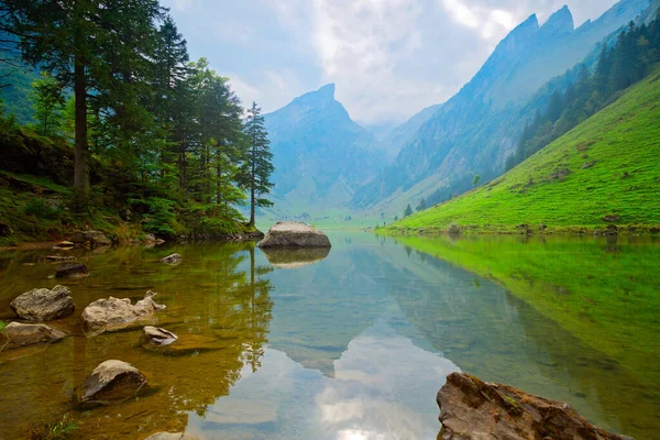 İsviçre 'nin İsviçre Alplerinde Appenzell yakınlarında Seealpsee Gölü