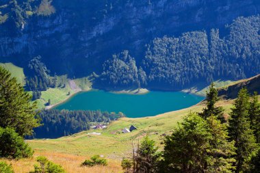 İsviçre 'nin İsviçre Alplerinde Appenzell yakınlarında Seealpsee Gölü