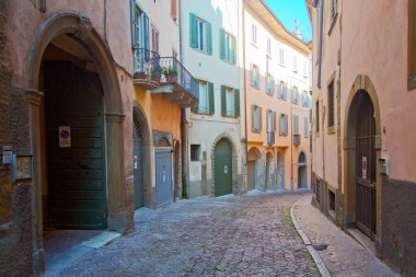 Lombardy, İtalya 'daki ortaçağ şehri Bergamo' nun panoramik manzarası