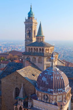 Lombardy, İtalya 'daki ortaçağ şehri Bergamo' nun panoramik manzarası