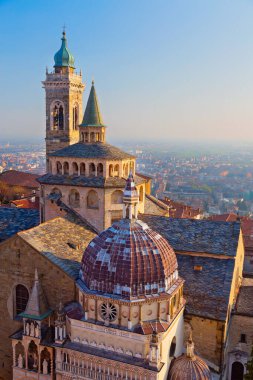 Lombardy, İtalya 'daki ortaçağ şehri Bergamo' nun panoramik manzarası