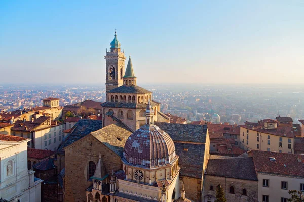 Lombardy, İtalya 'daki ortaçağ şehri Bergamo' nun panoramik manzarası