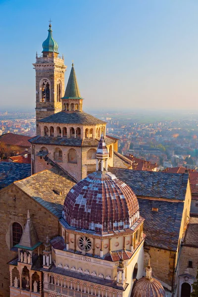 Lombardy, İtalya 'daki ortaçağ şehri Bergamo' nun panoramik manzarası