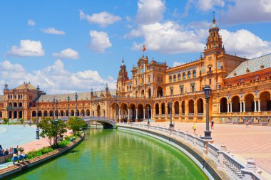 İspanya, Sevilla 'daki ünlü Plaza de Espana.
