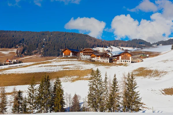 İtalya 'nın Dolomite Alplerindeki Santa Maddalena Alp Köyü' nün panoramik manzarası