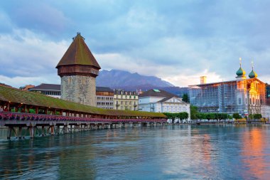 Alacakaranlıktaki ünlü Lucerne şehri, İsviçre Alpleri, İsviçre