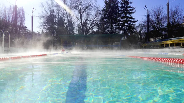 Piscine publique extérieure en journée ensoleillée. — Photo