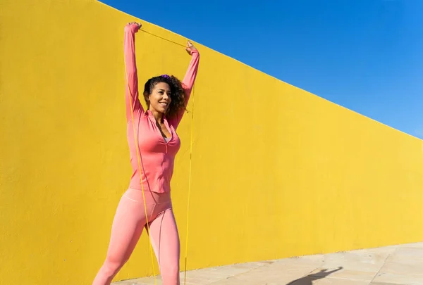 Hermosa Afro Negro Mujer Entrenamiento Fitness Imágenes De Stock Sin Royalties Gratis