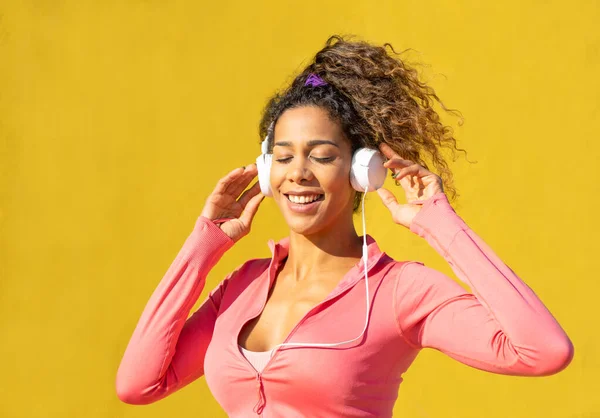 Mujer Negra Escuchando Música Auriculares Mientras Relaja Sobre Fondo Amarillo Imagen De Stock
