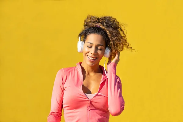 Mujer Negra Escuchando Música Auriculares Mientras Relaja Sobre Fondo Amarillo Imágenes De Stock Sin Royalties Gratis