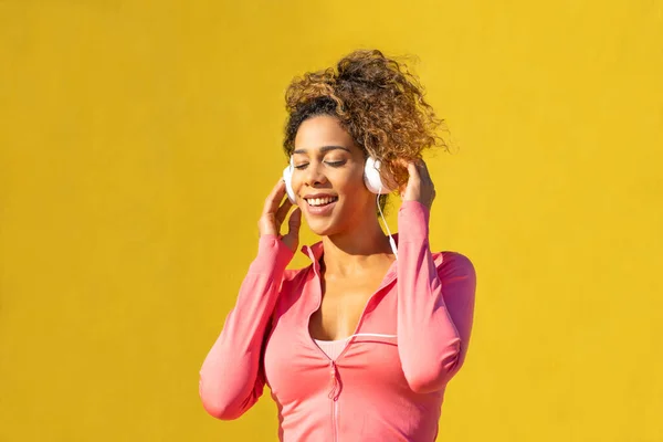 Mujer Negra Escuchando Música Auriculares Mientras Relaja Sobre Fondo Amarillo Imagen De Stock