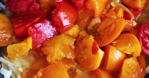 Gotować Plastry Żółtych Czerwonych Pomidorów Patelni Flat Lay Poziome — Wideo stockowe