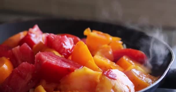 黄色と赤のトマトのスライスをフライパンで野菜と一緒に調理し — ストック動画