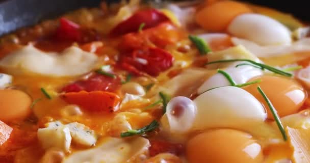Kokende Eieren Met Tomaten Een Pan Horizontaal — Stockvideo